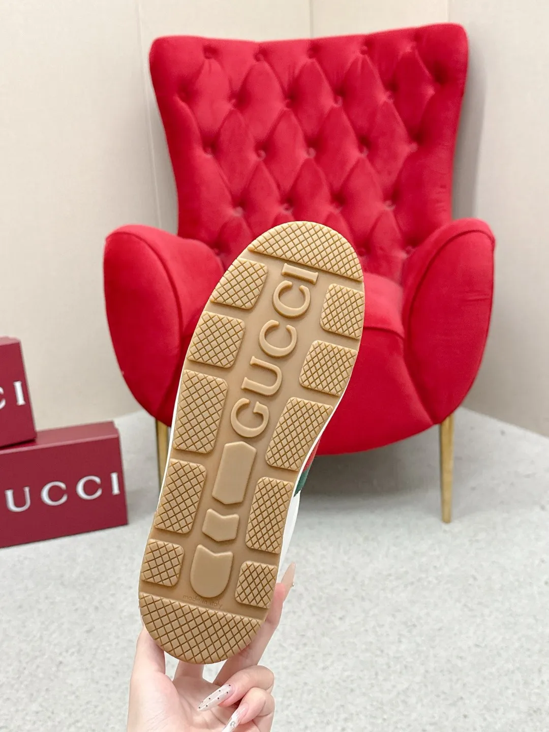 Factory price: 460💰Gucci Gucci's latest ACE series casual sports shoes, the same style as all the stars, classic brown canvas + leather stitching, the red and green stripes on the side are very recognizable. Perfect shoe last, perfect for daily casual wear, super beautiful and comfortable on the feet, a must-have for fashionistas 💯 ☑️Material: Original customized imported first-layer cowhide ☑️Inner lining: Customized imported cowhide ☑️Outsole: Original molded non-slip TPU sole ☑️Sole thickness: 2.5cm ☑️Size: Men's 38-44, customized 45